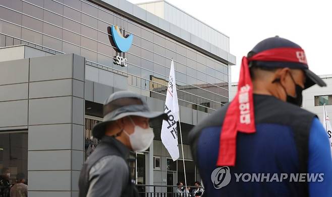 민주노총 화물연대 청주 SPC공장서 집회 (청주=연합뉴스) 천경환 기자 = 지난 23일 민주노총 공공운수노조 화물연대 관계자들이 충북 SPC삼립 청주공장 앞에서 집회하고 있다.