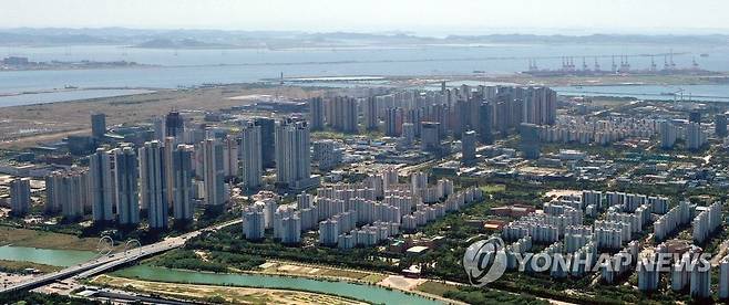 인천시 연수구 동춘동 청량산에서 바라본 동춘동과 송도국제도시 [연합뉴스 자료사진]