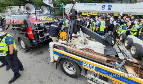 견인되는 민주노총 화물연대 조합원 차량 [연합뉴스 자료사진]