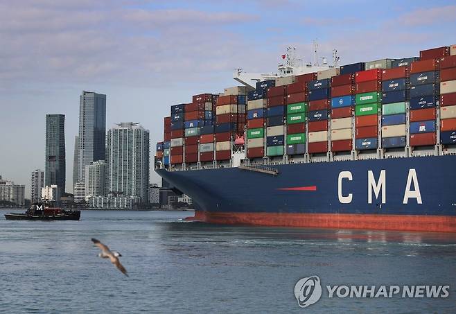 미국 마이애미항에 들어오는 컨테이너선 [AFP/게티이미지=연합뉴스]