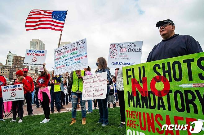 미국 매사추세츠주 보스턴에서 시위대가 독감 백신 접종 반대 시위를 벌이고 있다. © AFP=뉴스1 © News1 정윤영 기자