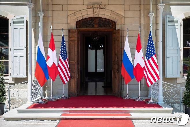 15일 (현지시간) 조 바이든 미국 대통령과 블라디미르 푸틴 러시아 대통령의 첫 정상 회담을 앞두고 회담장인 '빌라 라 그렁주'의 입구에 미국과 러시아, 스위스의 국기가 걸려 있다. © AFP=뉴스1 © News1 우동명 기자