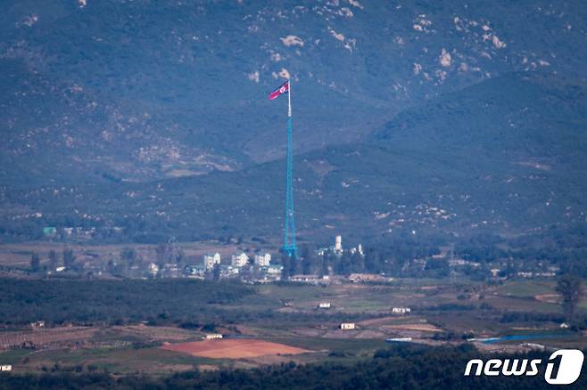 경기 파주 오두산통일전망대에서 바라본 북한 기정동 마을에 인공기가 휘날리고 있다. 2021.9.26/뉴스1 © News1 유승관 기자