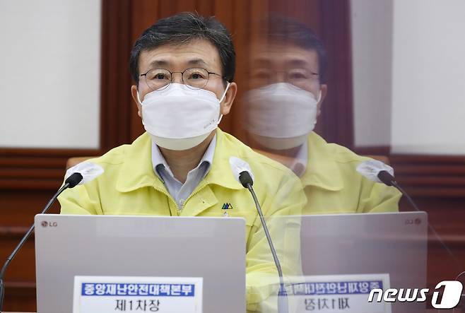 권덕철 중앙재난안전대책본부 1차장(보건복지부 장관)이 12일 오후 서울 종로구 정부서울청사에서 열린 코로나19 중앙재난안전대책본부(중대본) 회의에서 모두발언을 하고 있다. 2021.9.12/뉴스1 © News1 박정호 기자