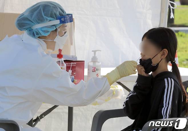 지난달 30일 구미 낙동강체육공원에 설치된 코로나19 임시선별진료소에서 한 시민이 진단검사를 받고 있다. 2021.9.30/뉴스1 © News1 정우용 기자