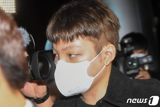무면허 운전과 음주측정 거부·경찰관 폭행 등 혐의로 입건된 장제원 국민의힘 의원 아들인 래퍼 노엘(본명 장용준)이 30일 서울 서초구 서초경찰서에서 경찰 조사를 위해 출석하고 있다. 2021.9.30/뉴스1 © News1 이성철 기자