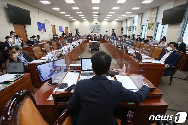 이원욱 국회 과방위원장이 1일 오후 서울 여의도 국회에서 열린 과학기술정보방송통신위원회의 과학기술정보통신부, 우정사업본부 등에 대한 국정감사에서 의사봉을 두드리고 있다. 2021.10.1/뉴스1 © News1 구윤성 기자