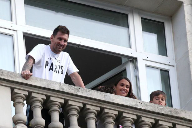 리오넬 메시가 호텔 발코니에서 가족들과 함께 팬들에게 인사하는 모습. 사진=데일리스타 기사캡쳐