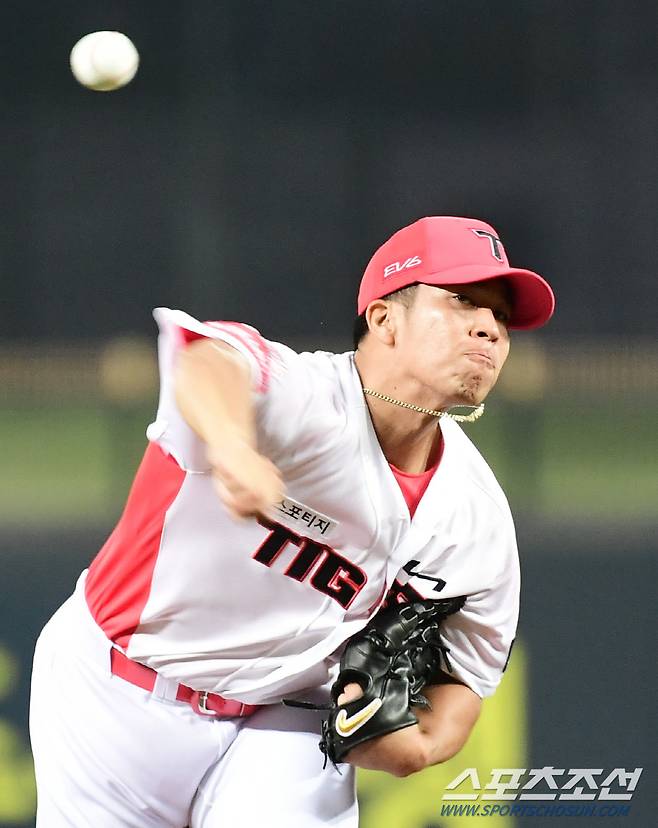 1일 광주 기아챔피언스필드에서 KIA와 키움의 경기가 열렸다. KIA 선발 다카하시가 힘차게 투구하고 있다. 광주=송정헌 기자 songs@sportschosun.com/2021.10.01/