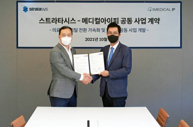 사진_(좌) 스트라타시스 코리아 문종윤 지사장 (우) 메디컬아이피 박상준 대표가 업무협약을 체결하고 악수를 나누고 있다.(사진=스트라타시스 코리아)