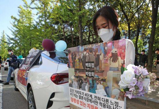 지난달 15일 오전 서울 여의도공원 공영주차장에서 전국신혼부부연합회 회원들이 정부의 결혼식 방역 지침 개선을 요구하며 웨딩카 주차시위를 하고 있다. [이미지출처=연합뉴스]