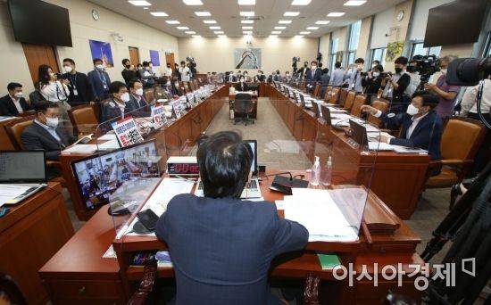 조승래 더불어민주당 의원이 1일 국회에서 열린 국회 과학기술정보방송통신위원회의 과학기술정보통신부 등에 대한 국정감사에 참석, 국민의힘 의원들이 붙힌 '대장동 의혹 관련 특검을 요구'하는 피켓에 대해 항의하고 있다./윤동주 기자 doso7@