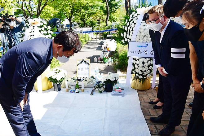 송영길 더불어민주당 대표가 지난 달 17일 서울 영등포구 국회 앞에 마련된 자영업자 합동분향소를 찾아 자영업자 비상대책위 관계자들과 인사를 나누고 있다/국회사진기자단