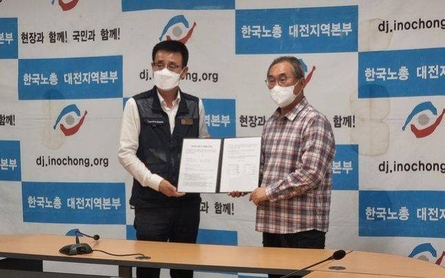 김광철(오른쪽) 대전 시내버스조합 이사장과 유인봉 전국자동차노동조합연맹 대전시지역버스노동조합위원장이 30일 오후 노조 사무실에서 임금단체협상에 합의한 뒤 기념사진을 찍고 있다. ⓒ대전시 제공