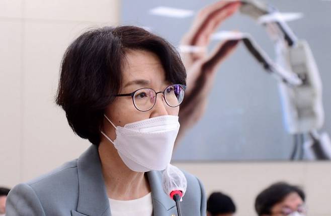 임혜숙 과학기술정보통신부 장관이 1일 오전 서울 여의도 국회에서 열린 과학기술정보방송통신위원회 국정감사에서 발언하고 있다. 연합뉴스 제공