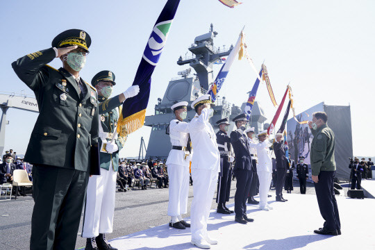 문재인 대통령이 1일 경북 포항 영일만 해상 마라도함에서 열린 제73주년 국군의 날 기념식에서 우수부대로 선정된 육군 제51보병사단, 해병 1사단, 해군 군수사령부, 공군 제17전투비행단, 국군체육부대에 표창을 수여하고 경례하고있다.   연합뉴스