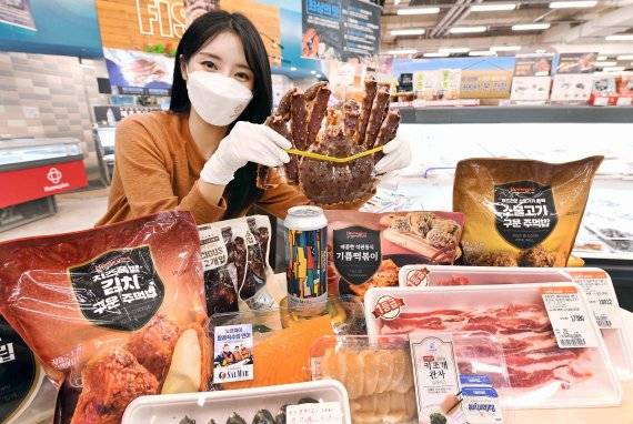 모델이 홈플러스 부천상동점에서 골든위크 특가전 상품을 선보이고 있다. 홈플러스 제공.