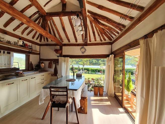 70년이 넘은 한옥인 충남 부여의 현암리 돌담집. 에어비앤비 제공