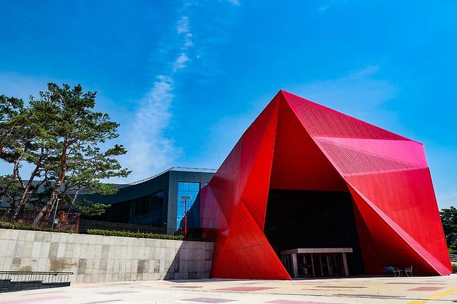 강원도 남부지역 폐광지 4개 시·군의 관광홍보 거점 역할을 하게 될 ‘탄광지역 통합관광지원센터’가 1일 개관했다. 영월군 제공