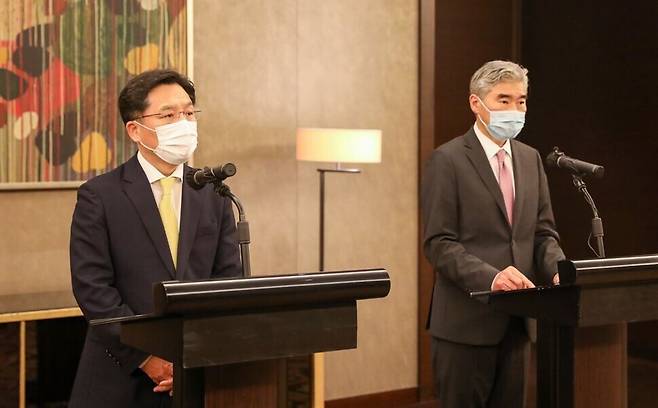 South Korean Special Representative for Korean Peninsula Peace and Security Affairs Noh Kyu-duk and US Special Representative for North Korea Sung Kim hold a joint press conference on Thursday following a bilateral talk between the two senior representatives on the North Korean nuclear issue. (provided by the Ministry of Foreign Affairs)