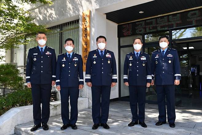 ROK Air Force Chief of Staff Gen. Park In-ho (center) and Col. Park Ki-tae, the first-serving head of the Air Force’s new space center (second from left), pose for a photo along with other top brass from the ROK Air Force Headquarters at the opening ceremony for the new space center in Gyeryong, South Chungcheong Province on Thursday. (provided by the ROK Air Force)