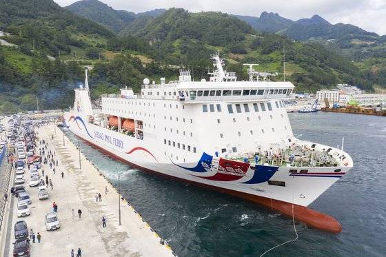 포항~울릉 항로에 취항 중인 울릉크루즈 ‘뉴씨다오펄호’. [사진 울릉크루즈]