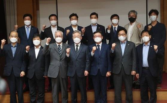 이재명 경기지사가 지난달 29일 오전 서울 영등포구 중앙보훈회관에서 열린 '개발이익환수 법제화 긴급토론회'에서 참석자들과 기념촬영을 하고 있다. 국회사진기자단