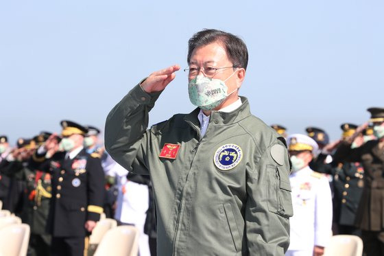문재인 대통령이 1일 경북 포항 영일만 해상 마라도함에서 열린 제73주년 국군의 날 기념식에서 경례하고 있다. 연합뉴스