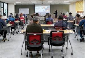 경남인생이모작지원센터는 신중년 세대의 취업을 지원하기 위해 생애 재설계 프로그램을 운영하고 있다.  /경상남도  제공