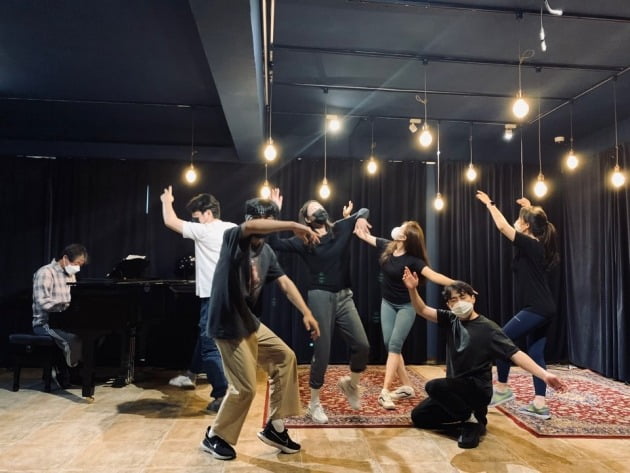 재즈음악극 ‘제물포, 더 재즈 예그리나’의 배우들이 공연을 앞두고 연습하고 있는 모습. 뮤직오디세이 제공