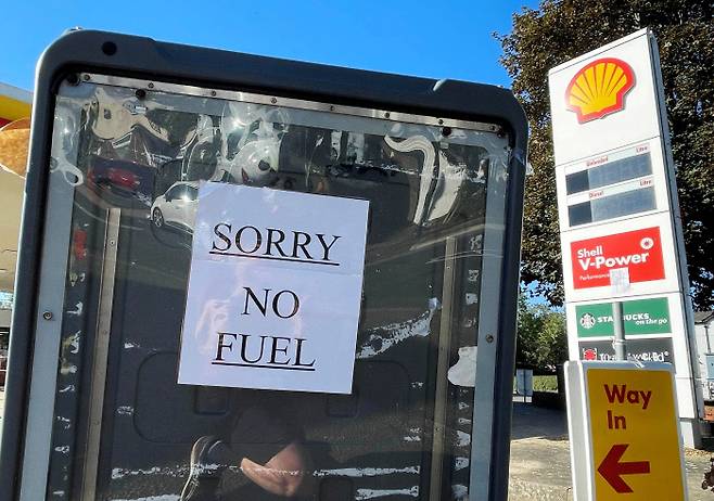 영국 하트퍼드셔주 헤멜헴스테드의 한 주유소에 29일(현지시간) 연료 고갈을 알리는 안내문이 붙어 있다.  헤멜헴스테드｜로이터연합뉴스