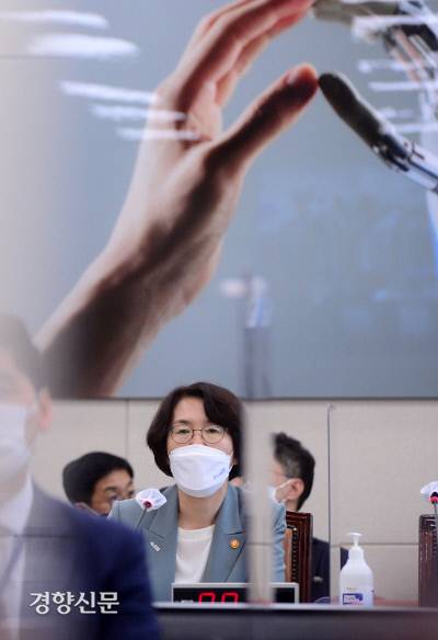 임혜숙 과학기술정보통신부 장관이 1일 서울 여의도 국회에서 열린 국정감사에서 답변하고 있다. 국회사진기자단