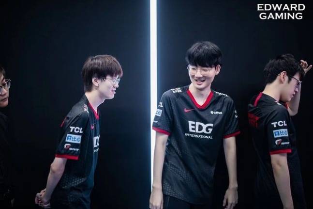 LPL 서머 시즌 우승팀 EDG. 가운데는 '바이퍼' 박도현.&nbsp; &nbsp;EDG 제공