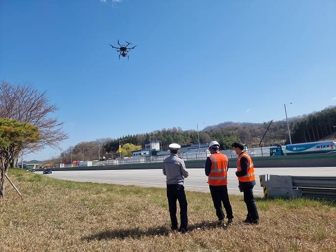 합동단속팀이 드론을 활용해 고속도로 법규 위반차량을 단속하고 있다. (한국도로공사 제공) 2021.10.01