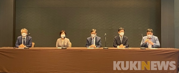 박건우 대한치매학회 이사장(가운데)은 1일 기자간담회 자리에서 “정권이 바뀌더라도 (국가책임제는) 유지될 것”이라고 말했다. 