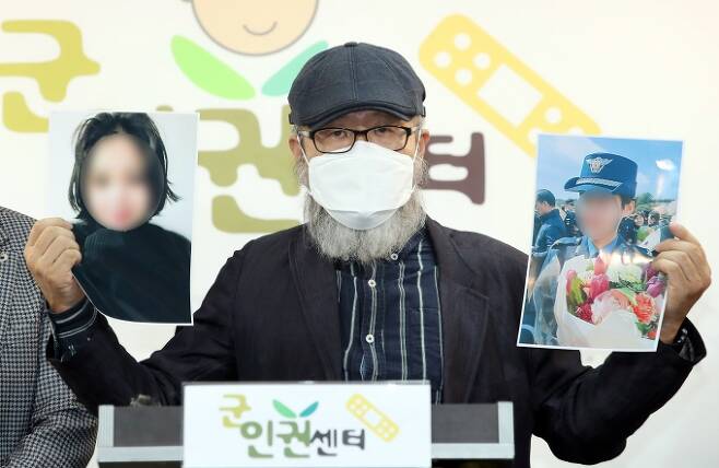 공군 성추행 피해자 고(故) 이예람 중사의 아버지가 지난달 28일 서울 마포구 군인권센터에서 열린 기자회견에서 딸의 사진을 들고 군의 수사를 비판하고 있다.   연합뉴스 