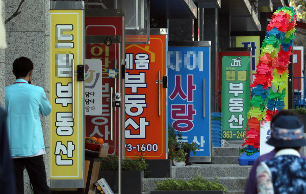한국부동산원은 추석 연휴와 주택담보대출 금리 인상, 한도 축소 등의 영향으로 9월 넷째 주 수도권 아파트 매매 가격이 0.34% 올라 지난주(0.36%)보다 상승 폭이 0.02% 포인트 줄었다고 밝혔다. 사진은 서울 시내 한 상가에 부동산중개업소들이 줄지어 입점해 있는 모습. 연합뉴스
