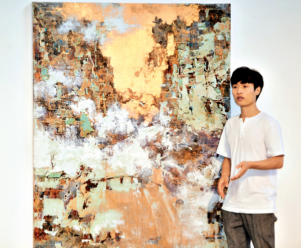 이혁 작가가 지난 24일 서울 종로구 아트스페이스 이색에서 자신의 작품을 설명하고 있다. 강민석 선임기자