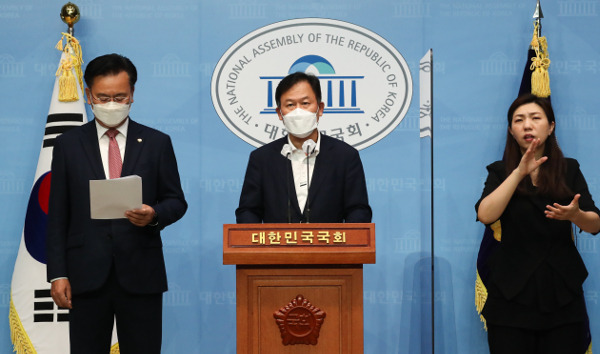 국회 법제사법위원회 소속 국민의힘 윤한홍(가운데) 유상범(왼쪽) 의원이 30일 국회에서 성남 대장지구 개발 특혜 의혹과 관련해 특검 수용을 촉구하는 기자회견을 하고 있다. 국회사진기자단