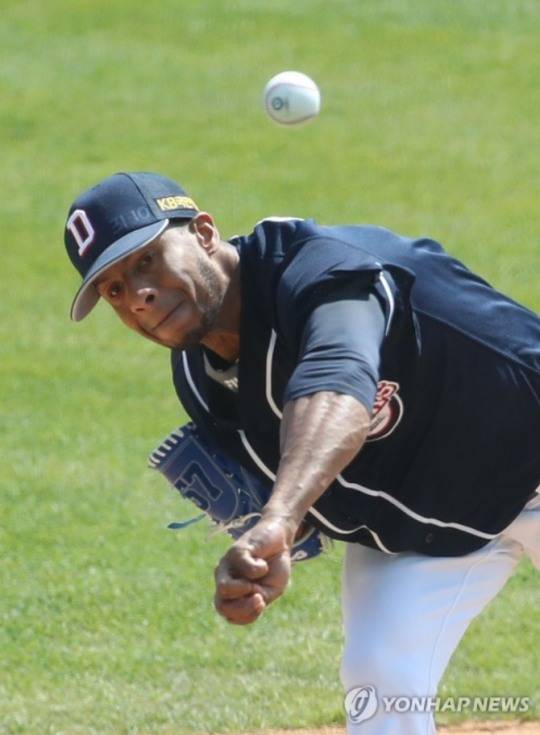 두산의 미란다가 1일 잠실 LG전에서 7이닝 5피안타 9탈삼진 무실점의 호투로 시즌 13승으로 다승공동 1위에 올라 투수 트리플크라운에 한발 다가섰다.[연합뉴스 자료사진]