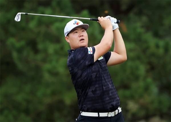 1일(한국시간) 열린 미국프로골프(PGA) 투어 샌더슨팜스 챔피언십 1라운드에서 `올림픽 국가대표 듀오` 임성재가 공동 7위에 이름을 올렸다.  [AFP = 연합뉴스]