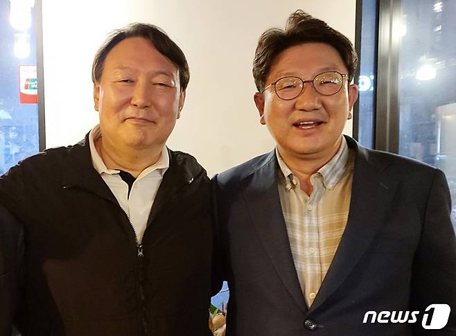 (서울=뉴스1) = 윤석열 전 검찰총장이 지난 29일 강원도 강릉에서 권성동 국민의힘 의원을 만나 기념사진을 찍고 있다.  윤 전 총장이 지난 3월 검찰을 떠난 이후 현직 정치인을 만난 사실이 알려진 것은 이번이 처음이다. (독자 제공) 2021.5.31/뉴스1