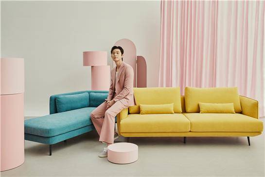 (우) 에싸 리도 소파와 (좌) 롤리 데이베드형 소파 /사진제공=㈜에싸