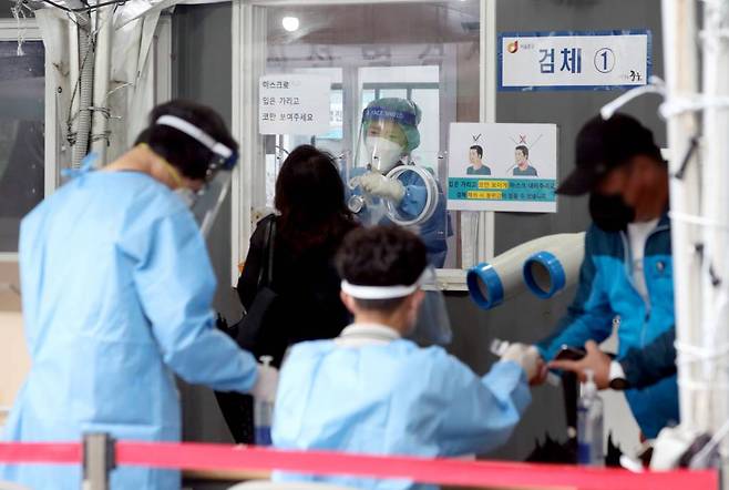 [서울=뉴시스] 김병문 기자 = 코로나19 일일 신규 확진자 수가 2885명으로 집계된 29일 오전 서울 중구 서울역에 마련된 임시선별검사소에서 시민들이 검사를 받고 있다. 2021.09.29.