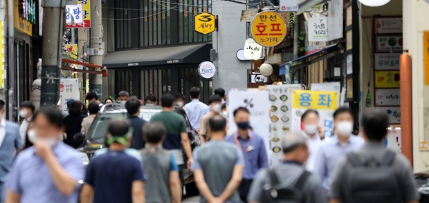 정부가 신종 코로나바이러스감염증(코로나19) 현행 사회적 거리두기 단계 종료를 앞두고 1일 거리두기 조정안을 발표한다. 사진은 코로나19 확산 예방을 위한 사회적 거리두기가 2주 연장된 지난 8월23일 서울 중구의 음식점 거리에서 시민들이 발걸음을 옮기는 모습. /사진=뉴스1