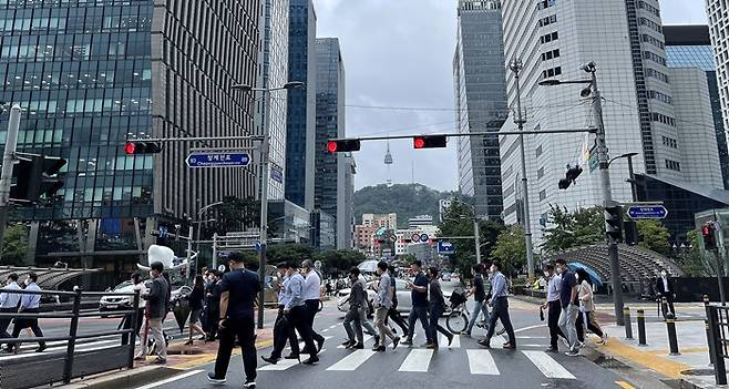 현행 수도권 4단계, 비수도권 3단계의 사회적 거리두기가 오는 17일까지 연장된다. 사적 모임 인원 제한도 유지된다. 사진은 지난달 29일 서울 종로구 일대에서 출근하는 직장인들의 모습. /사진=뉴스1