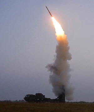 북한 국방과학원이 지난달 30일 새로 개발한 반항공(지대공)미사일을 시험 발사했다고 조선중앙통신이 1일 보도했다. 연합뉴스