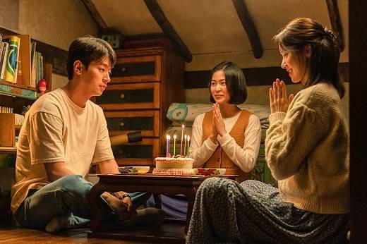 The movie Miracle, which is a hot topic with a delicate story and visual beauty that stimulates the pleasant acting synergy of the actors who believe and see, has released six unreleased steel series that warms the heart even if they see it.Miracle is a film about the story of Jun Kyung (Park Jung-min), the only life goal, and the people in the neighborhood, that there is only a train road to go to and from, but there is no train station.The movie Miracle, which continues to be a box office relay thanks to the heated word of mouth of the audience regardless of generation, has released six unreleased steel series that raise the luck.The unreleased SteelSeries is attracting attention with the ensemble of characters that are combined with comfort, empathy and warm laughter.First, the four-dimensional mathematical genius Jun Kyung, who is the only goal of building a train station in the village, and the Steel Series, which shows the opening of the heart of his father Taeyun, who is dissatisfied with his son, give a deep impression by realistically drawing a close and distant rich relationship.Here, the self-proclaimed Muse Rahi, who celebrates Junkyungs birthday, and the strong support group, Deres sister Bogyeong, convey a special message of comfort with a pleasant smile.Finally, SteelSeries, which contains the appearance of sister Bogyeong who has been together for all days from the first prize of the young Junkyungs math contest to the moment when Junkyung dreams after the high school entrance ceremony, gives a warm energy of miracle and doubles the immersion feeling.The miracle, which unveiled six undisclosed Steel Series that touch the hearts of all generations of audiences, is continuing to open the box office this fall.The movie Miracle, which is a new work by director Lee Jang-hoon, who directed Im Going to Meet Now, is gathering topics with the fresh material of making the worlds smallest train station and the pleasant meeting of actors who believe and see.