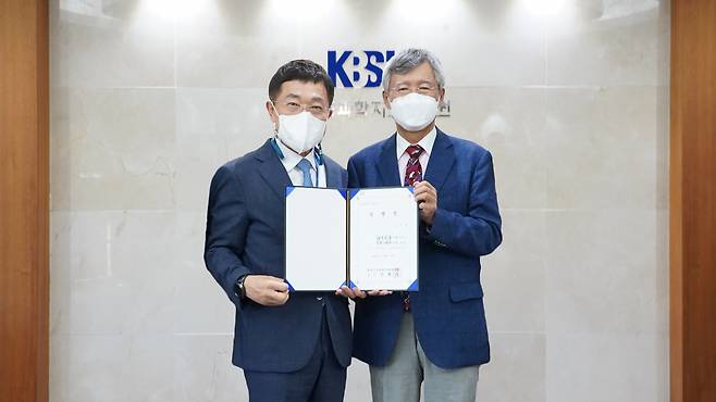 신형식(왼쪽) KBSI 원장과 고인수 다목적 방사광가속기 구축사업단장.[KBSI 제공]