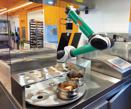 서울 강남구의 로봇 한식당 ‘봇밥’에서 로봇팔 바비가 국을 끓이고 있다. 신주희 기자